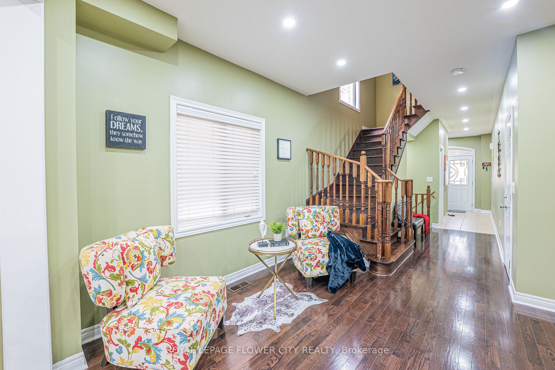 56 Versailles Cres