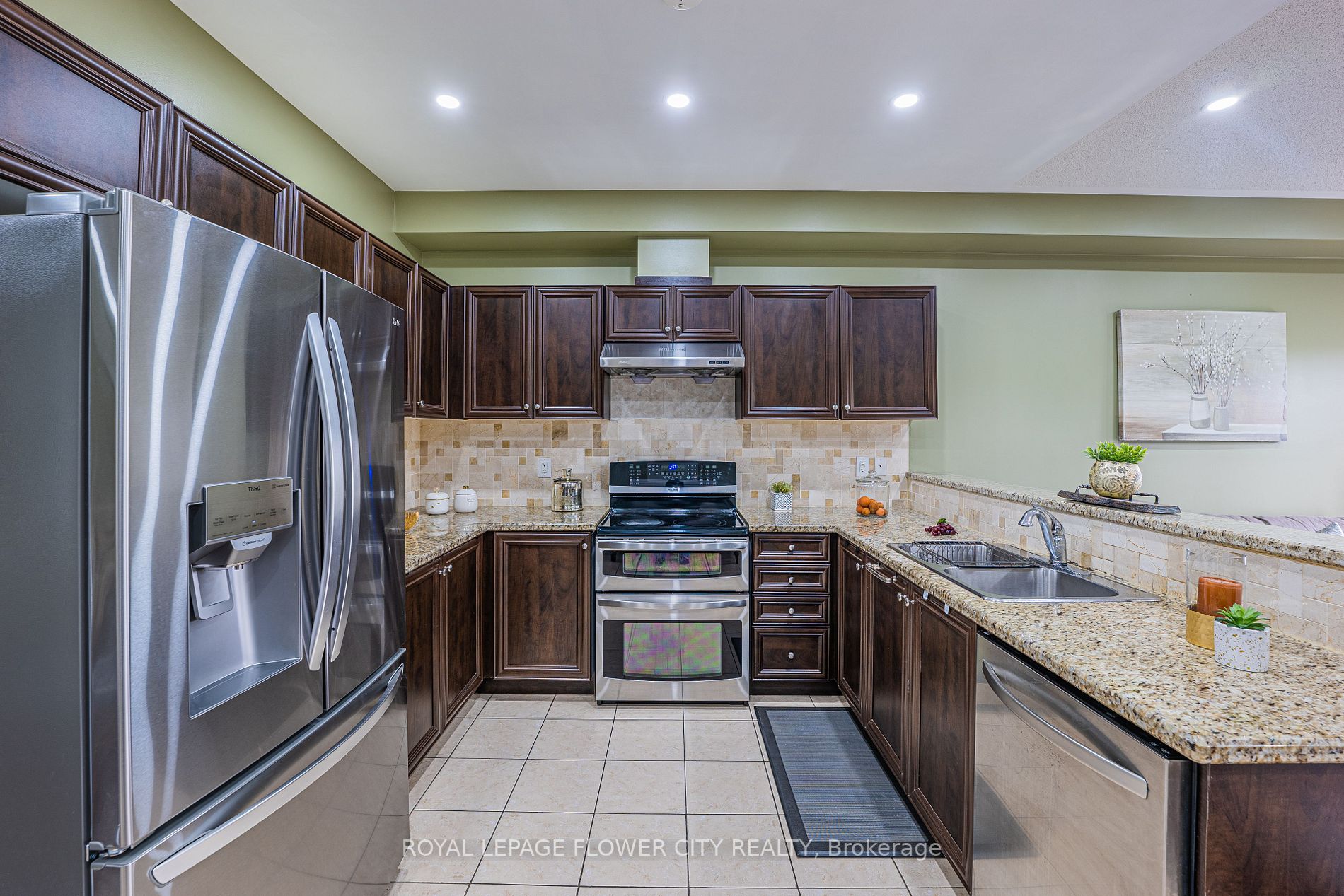 56 Versailles Cres