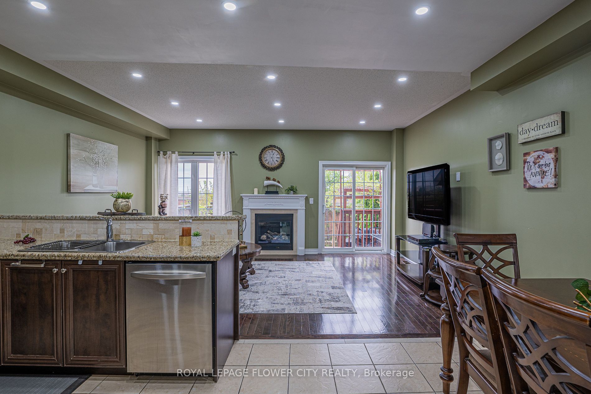 56 Versailles Cres