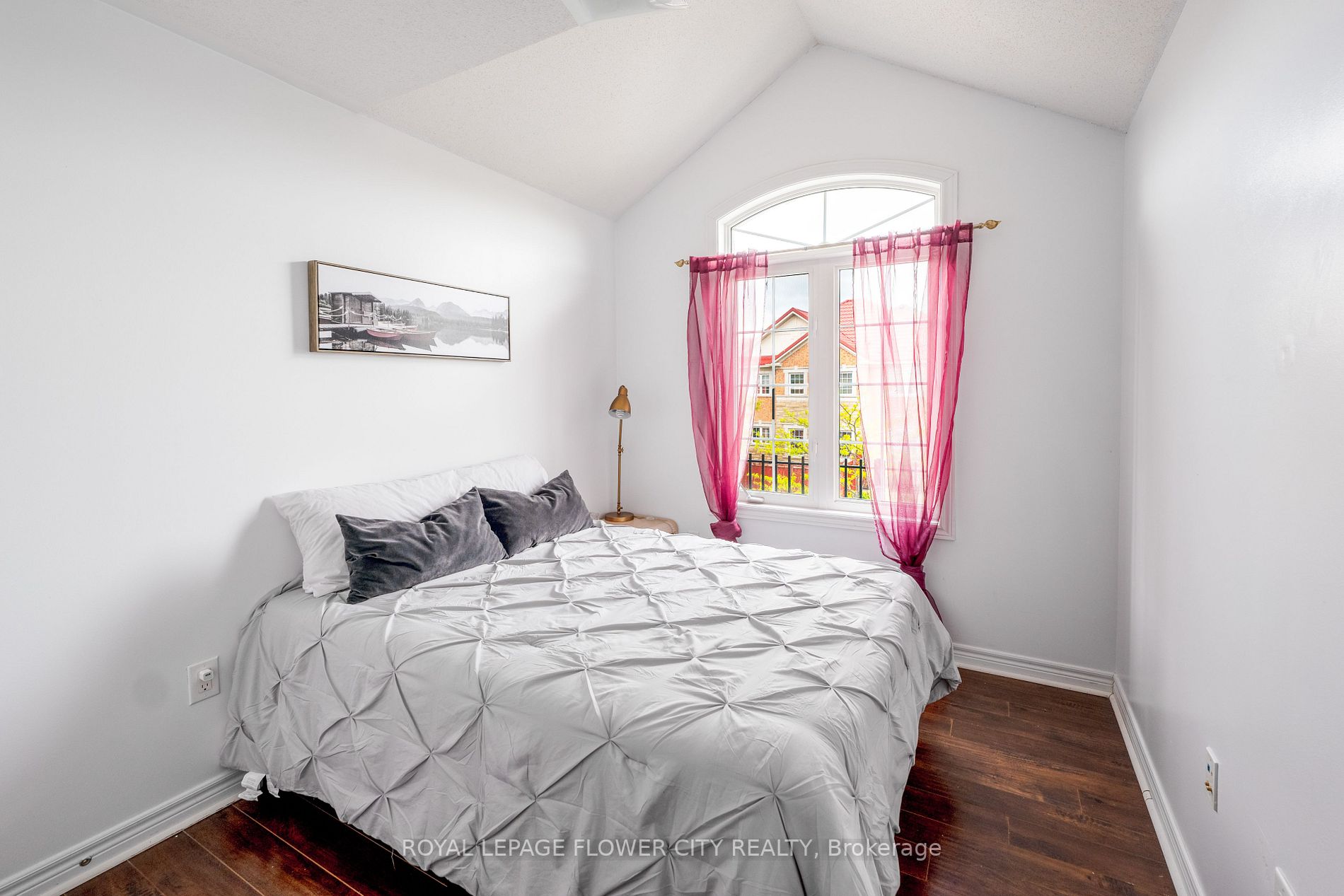 56 Versailles Cres