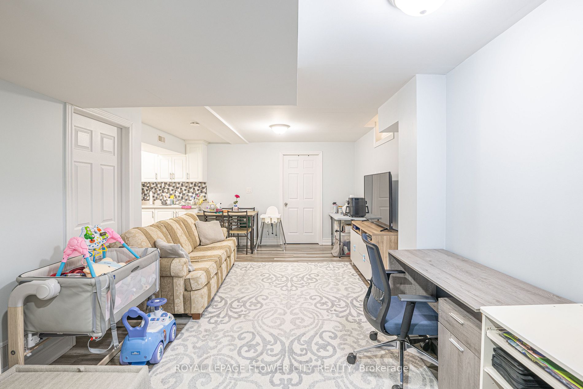 56 Versailles Cres