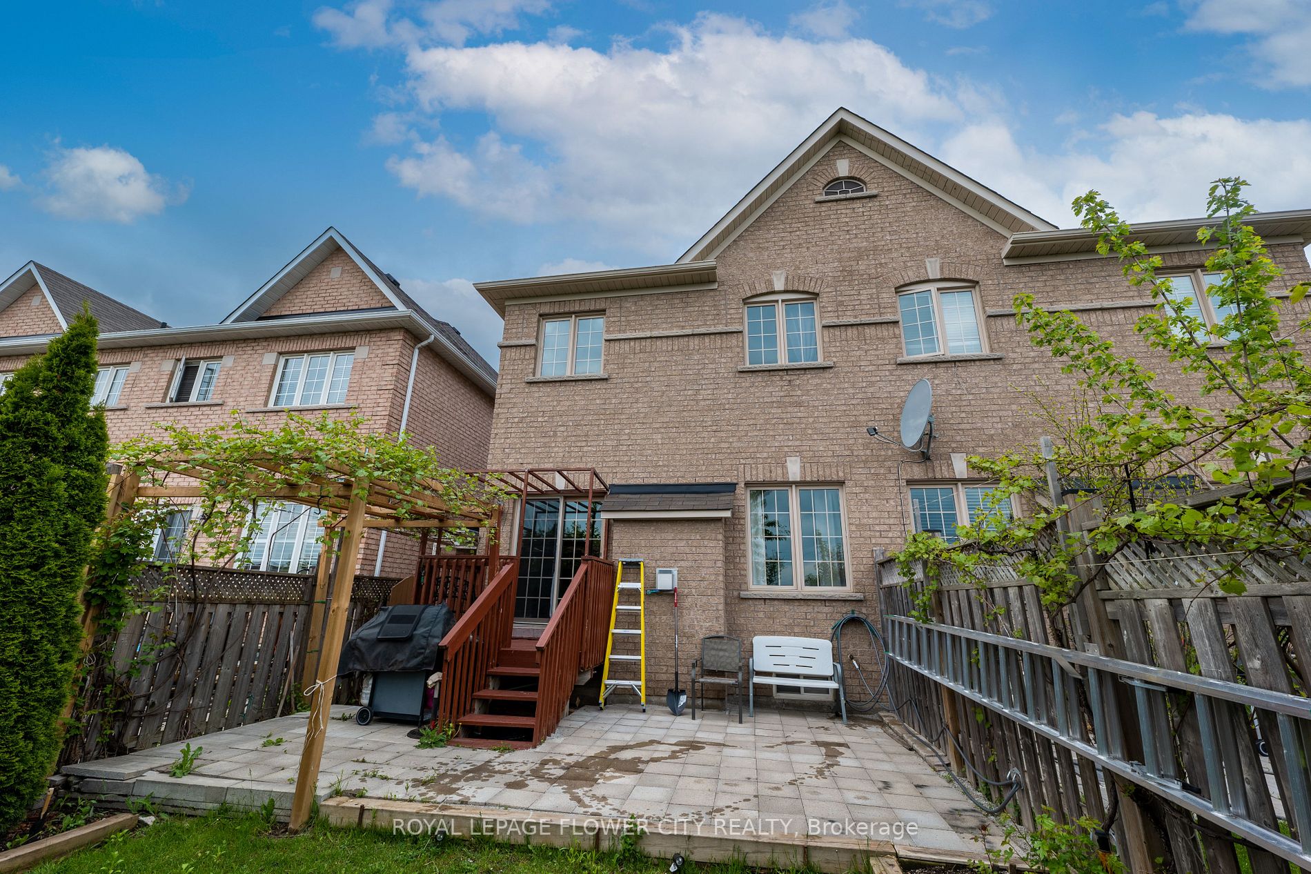56 Versailles Cres