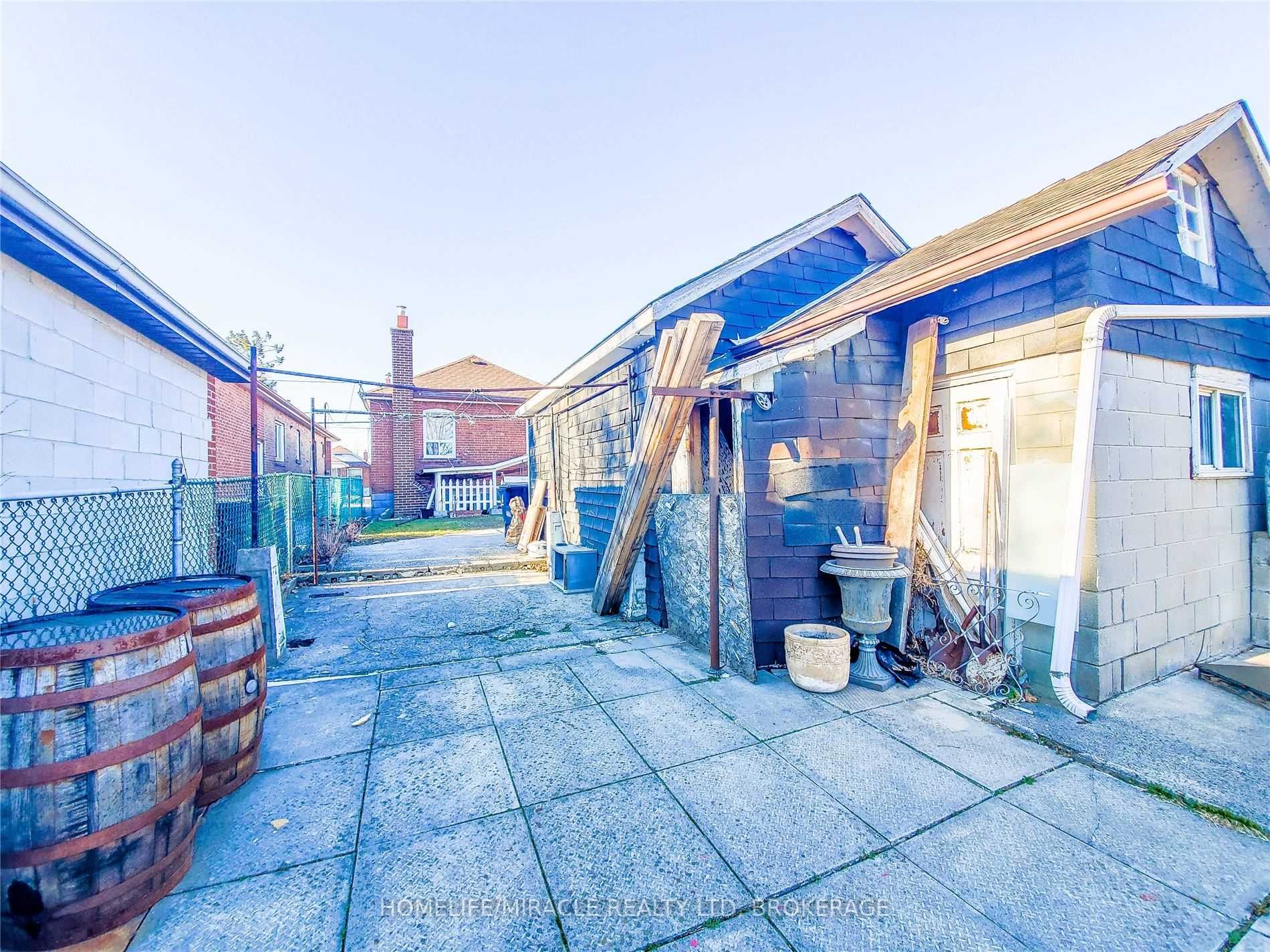 125 Foxwell St