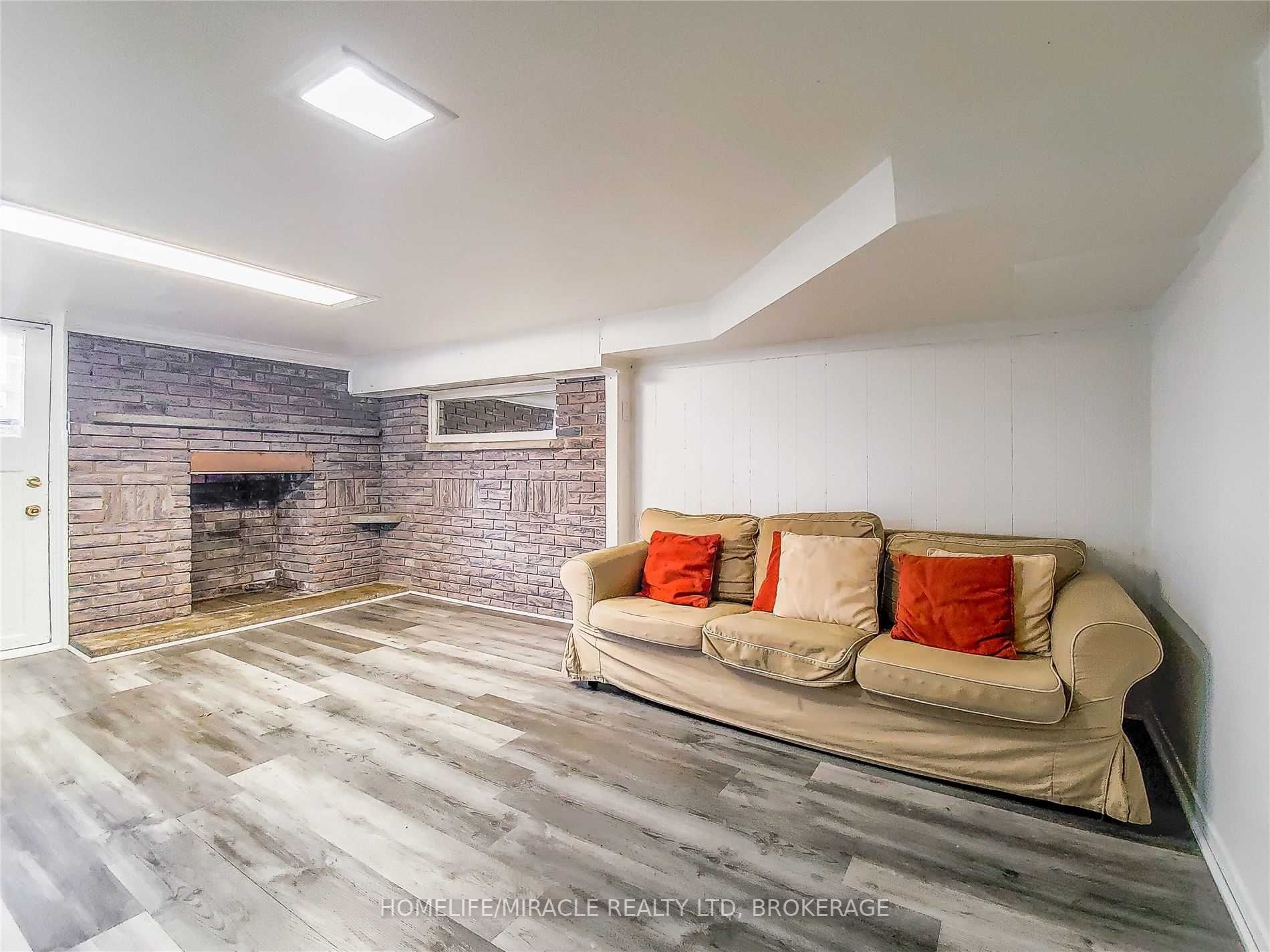 125 Foxwell St