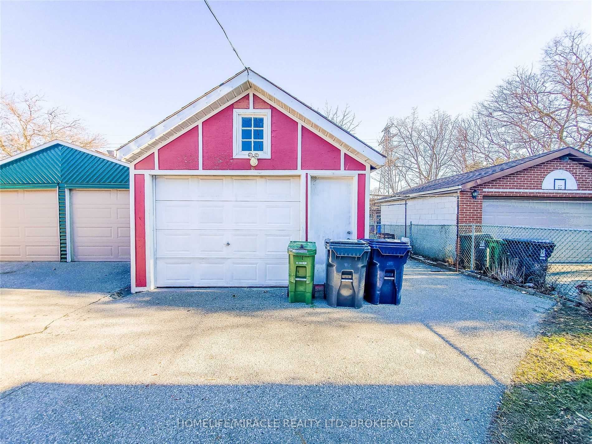 125 Foxwell St