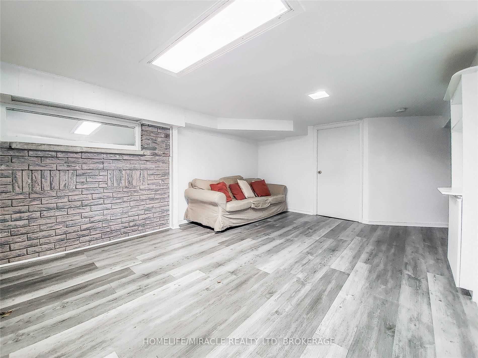 125 Foxwell St