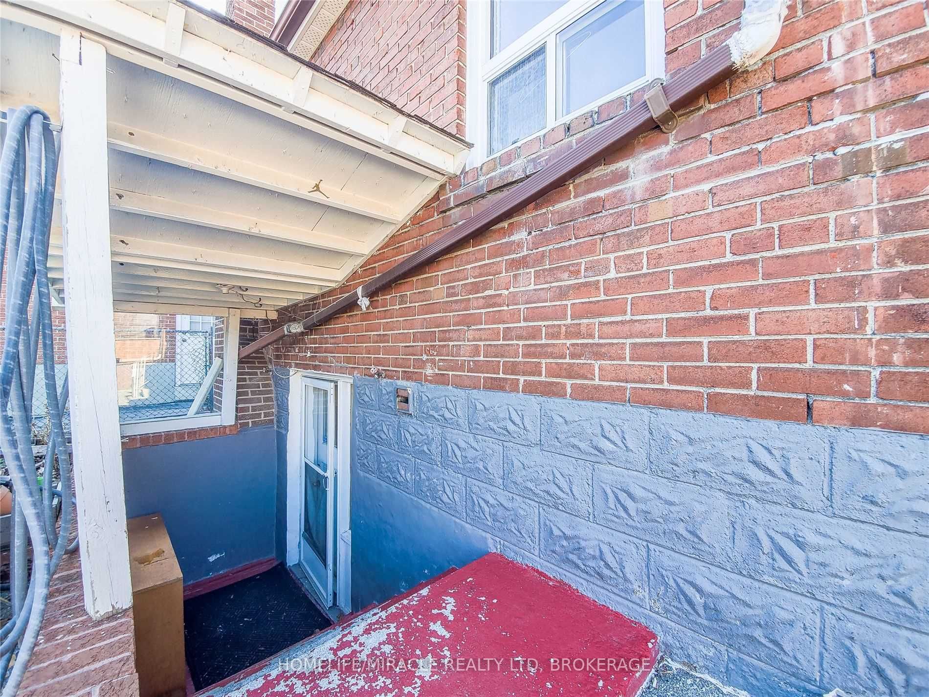 125 Foxwell St