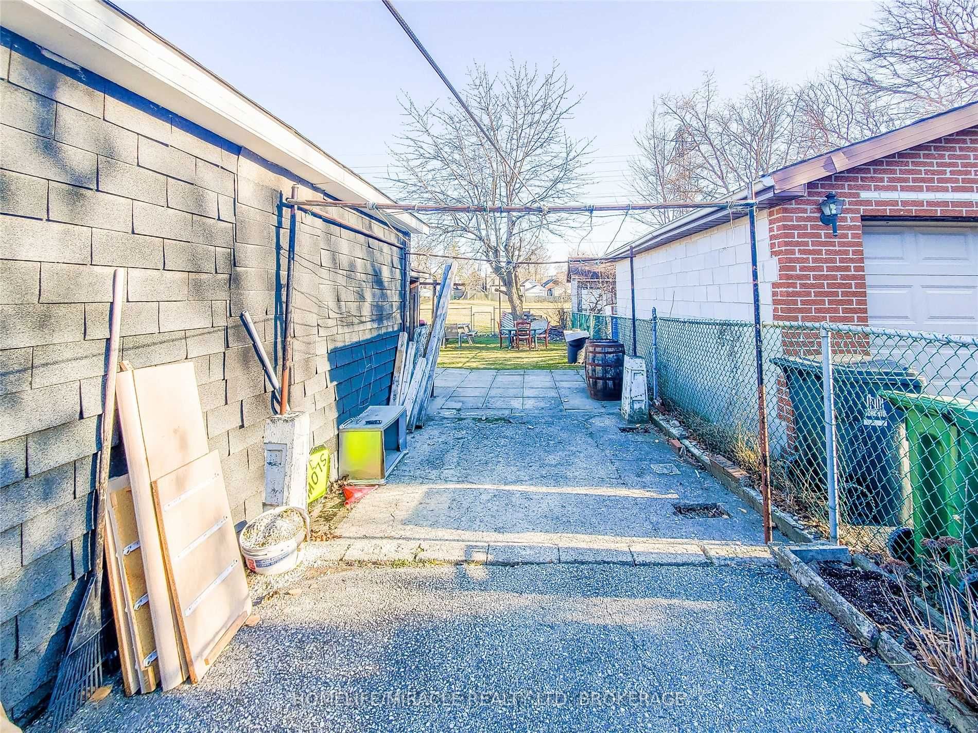 125 Foxwell St