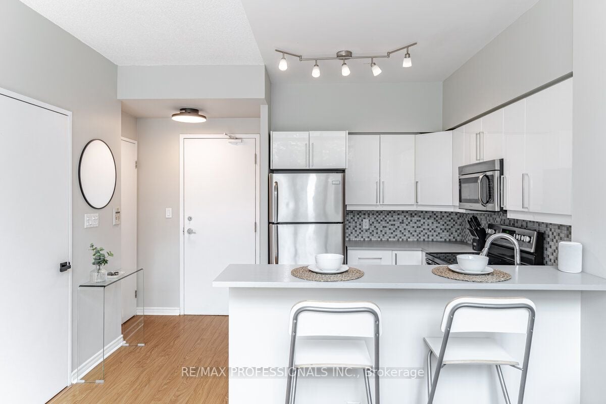 200 Manitoba St, #106