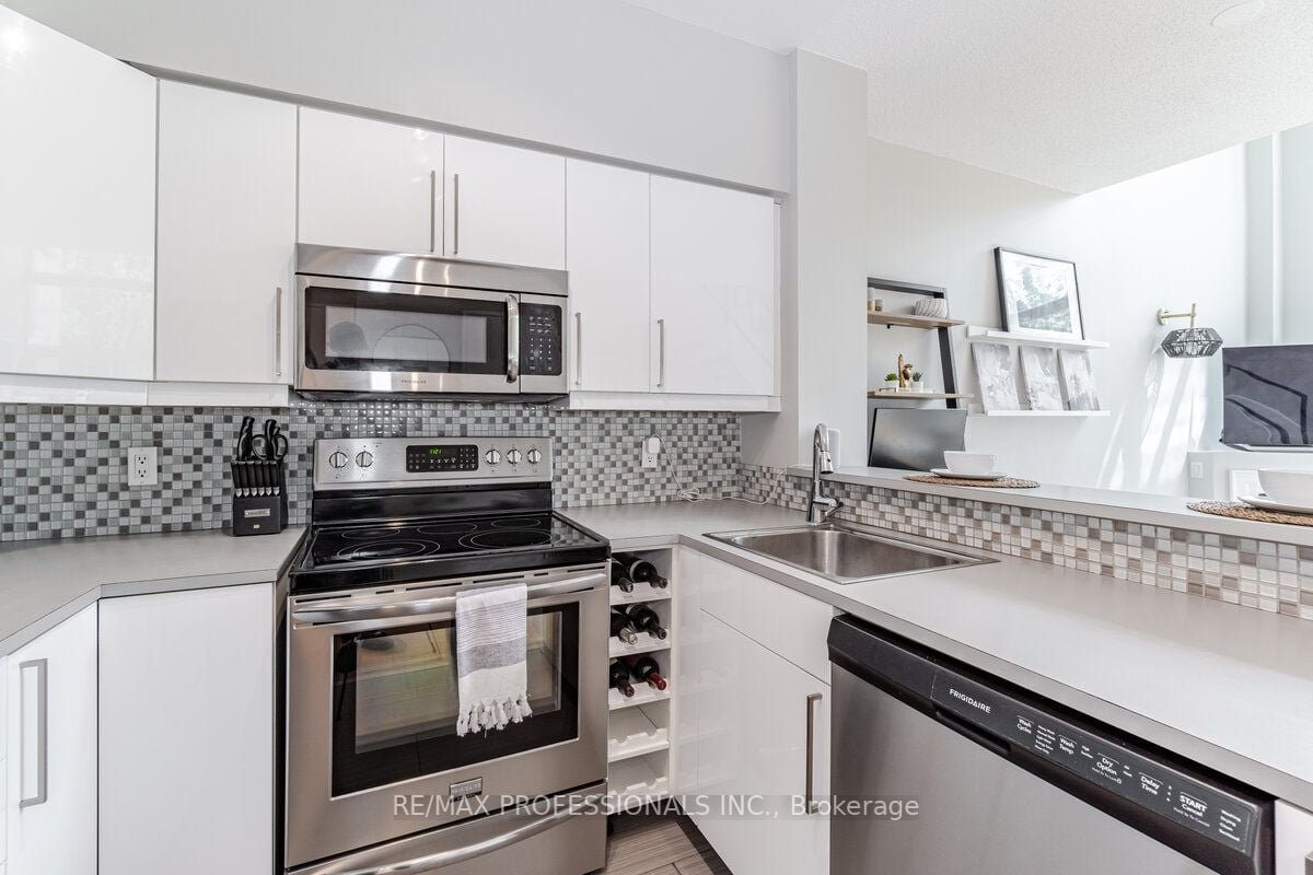 200 Manitoba St, #106