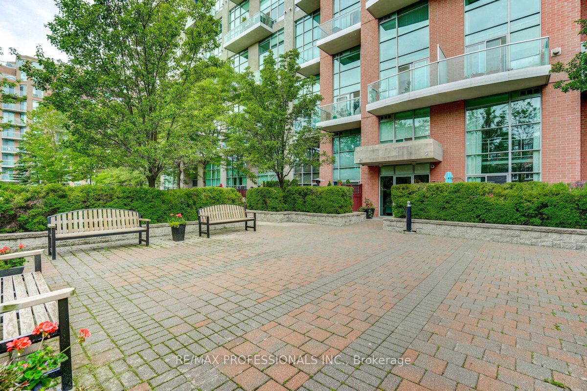 200 Manitoba St, #106