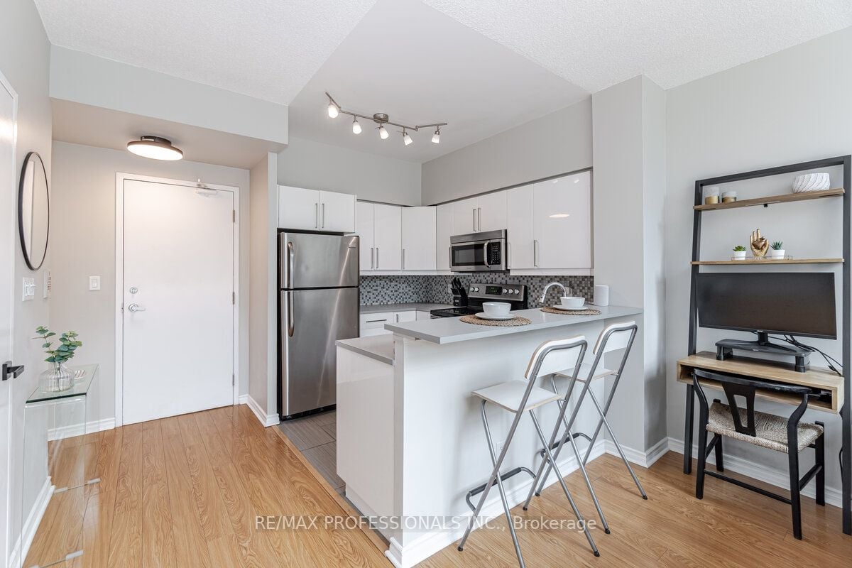 200 Manitoba St, #106