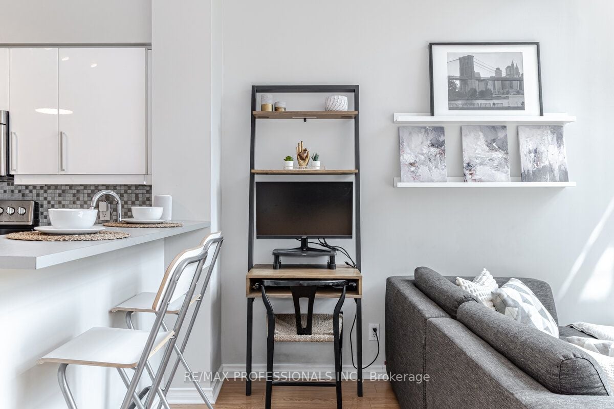 200 Manitoba St, #106