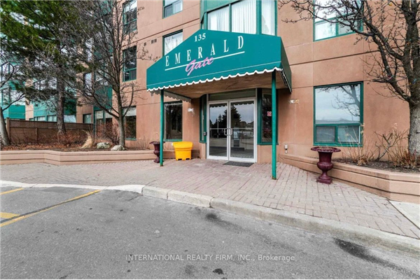 135 Hillcrest Ave, Mississauga