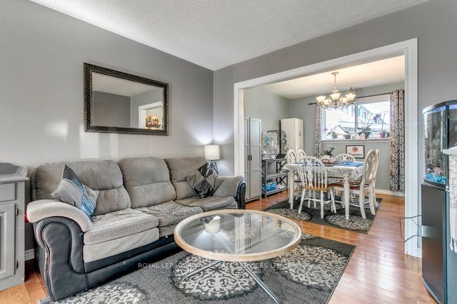 6 Forsythia Rd S
