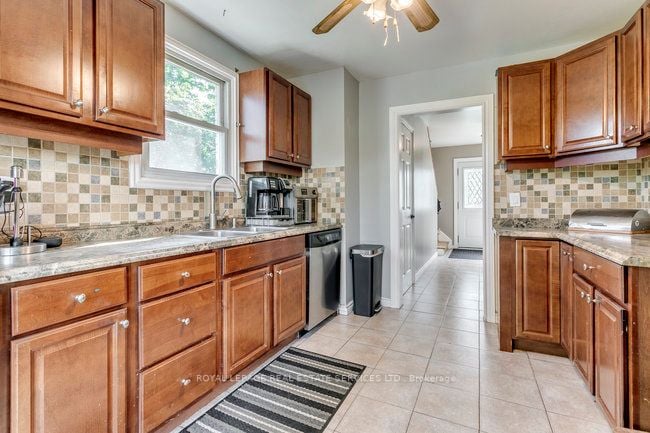 6 Forsythia Rd S