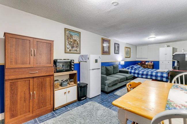 6 Forsythia Rd S