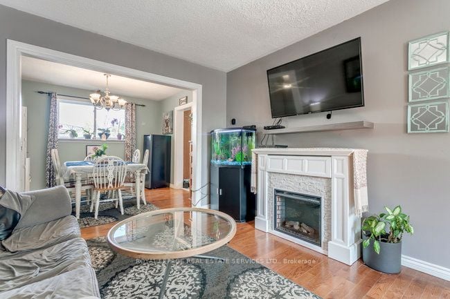 6 Forsythia Rd S