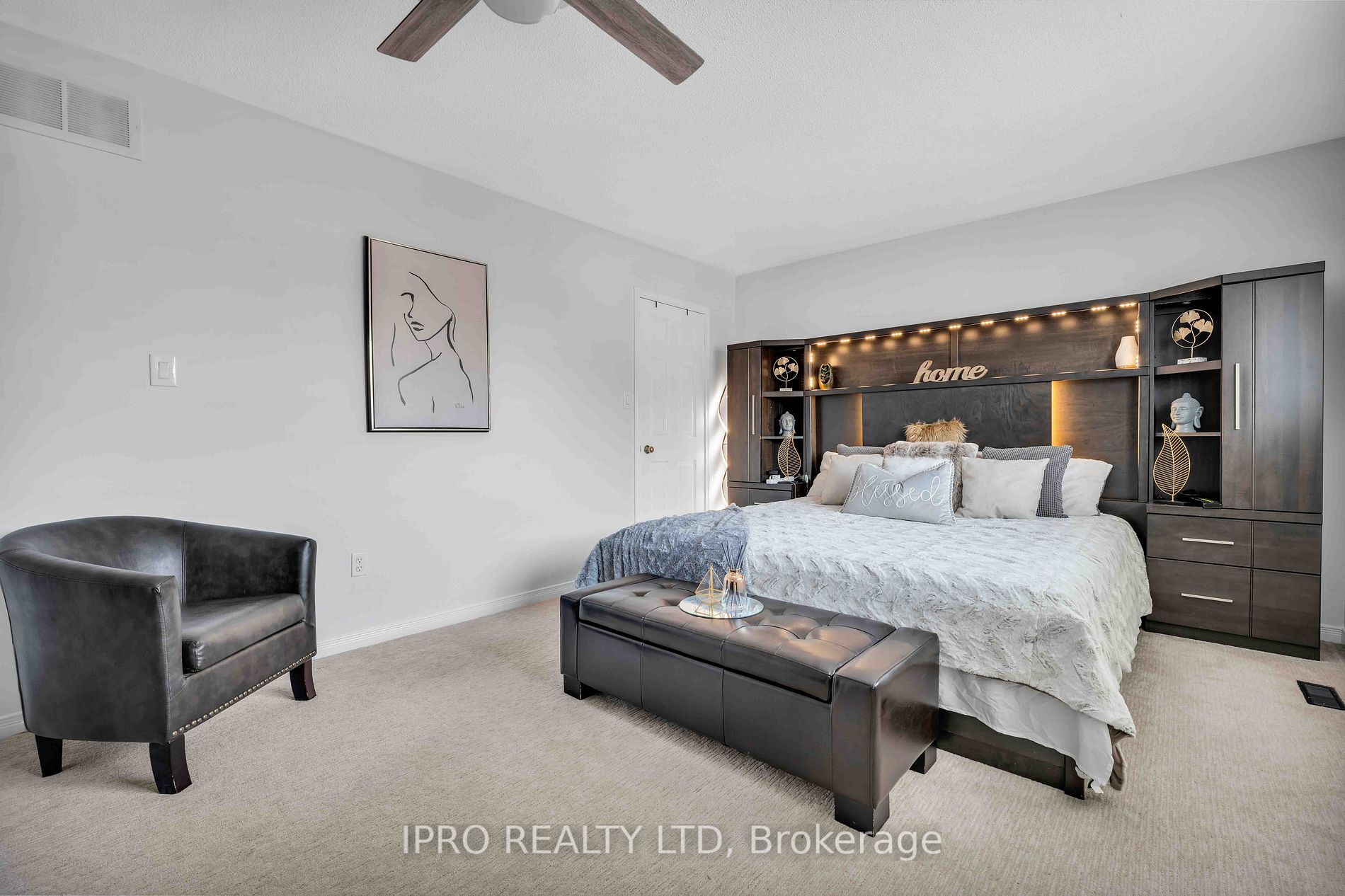 10 Milkweed Cres