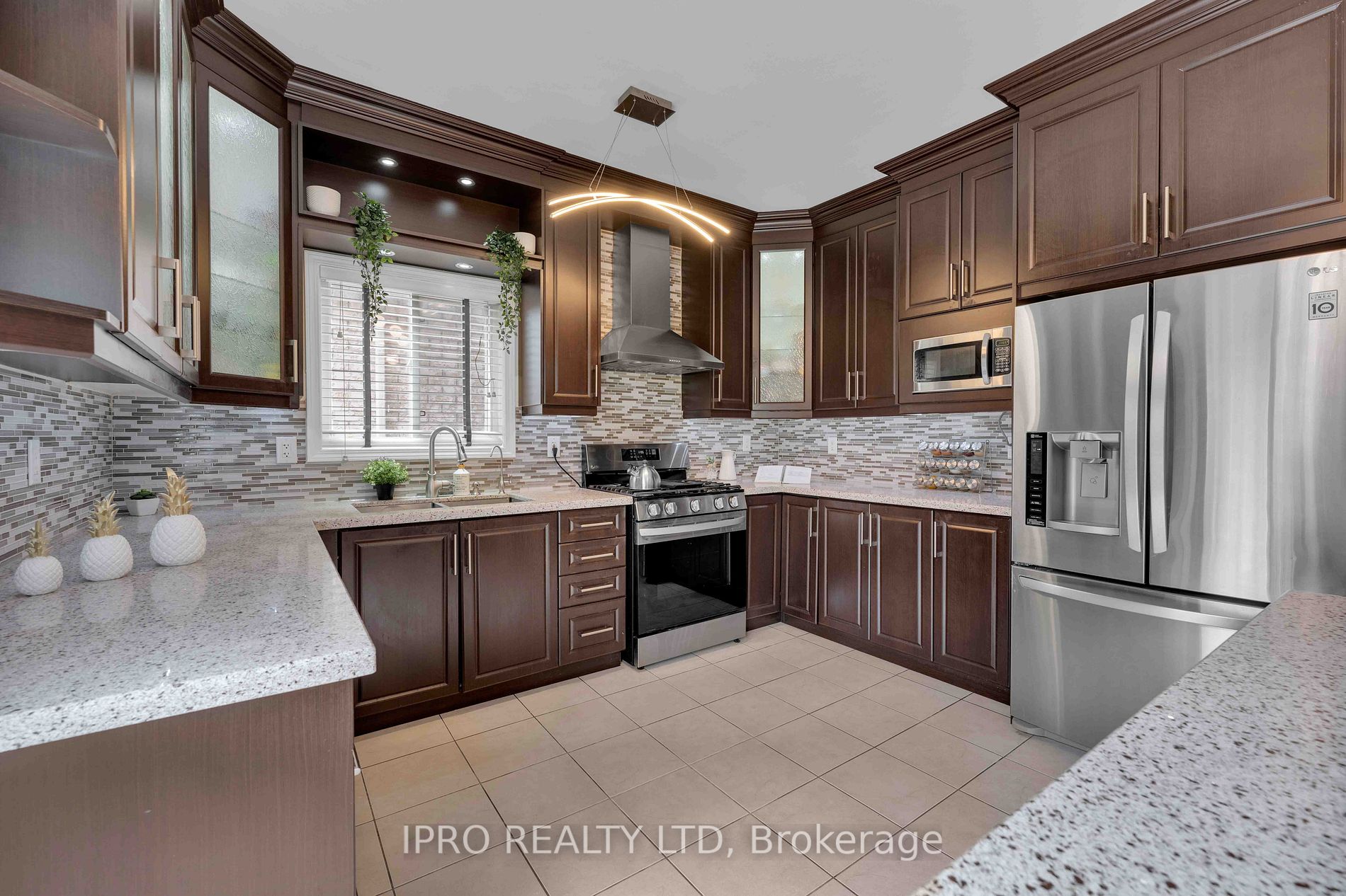 10 Milkweed Cres