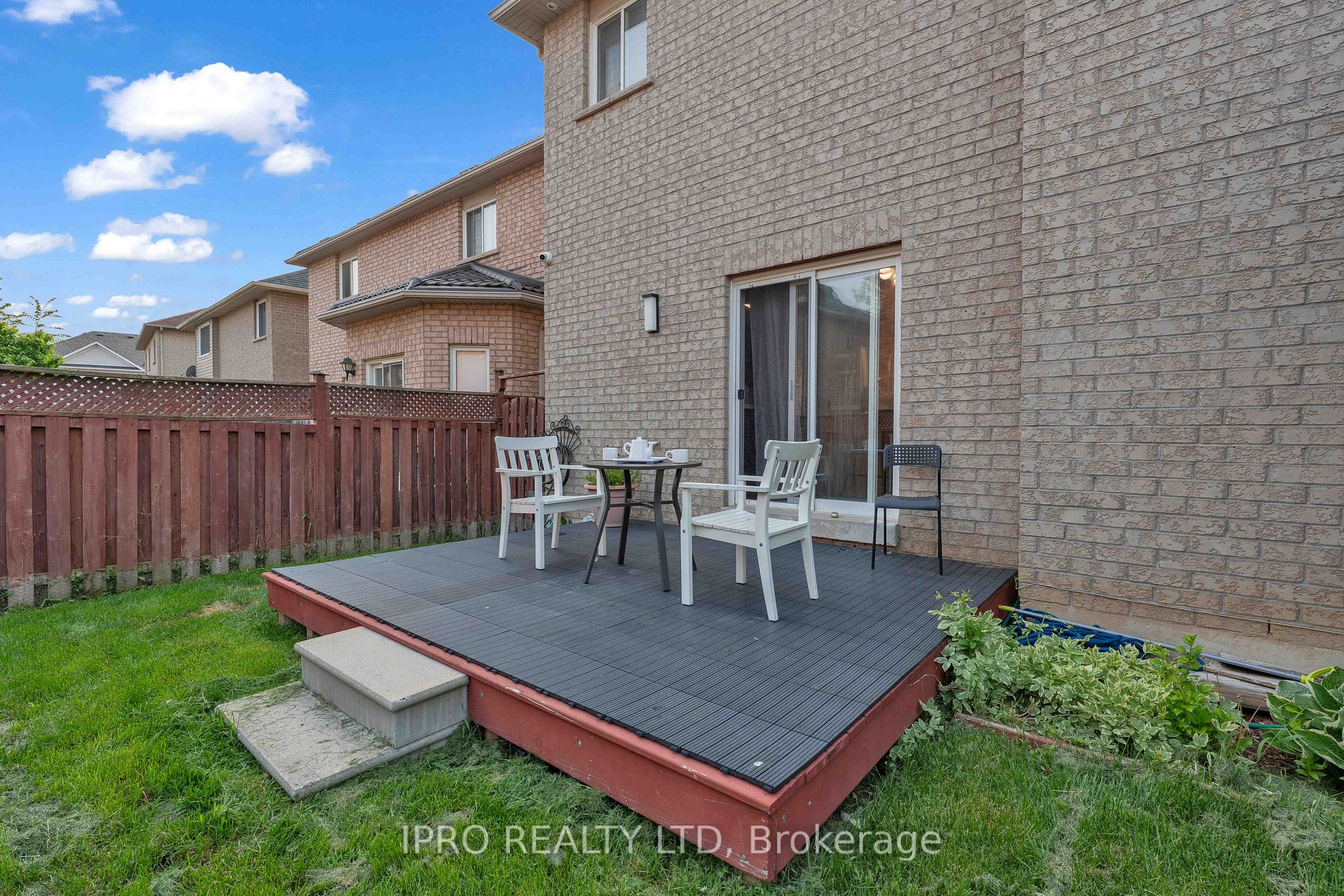 10 Milkweed Cres