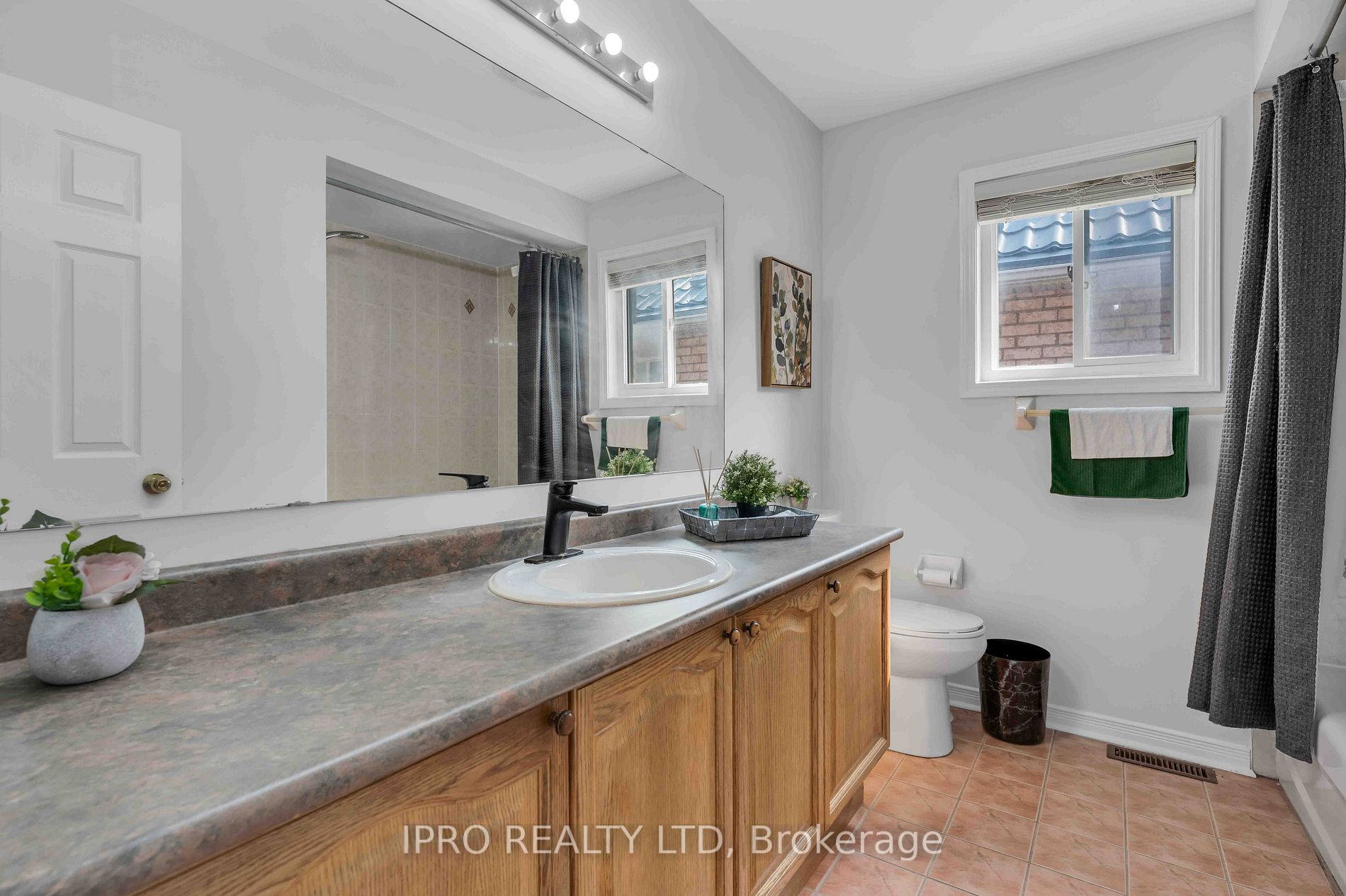 10 Milkweed Cres