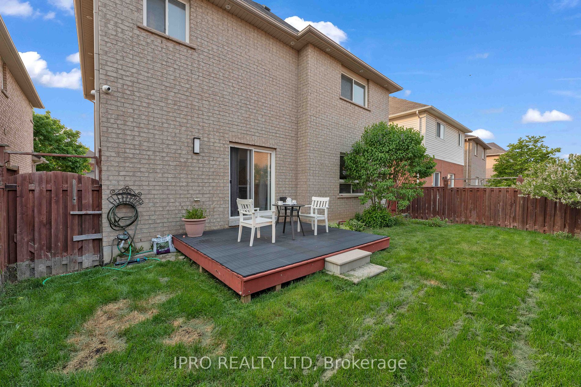 10 Milkweed Cres