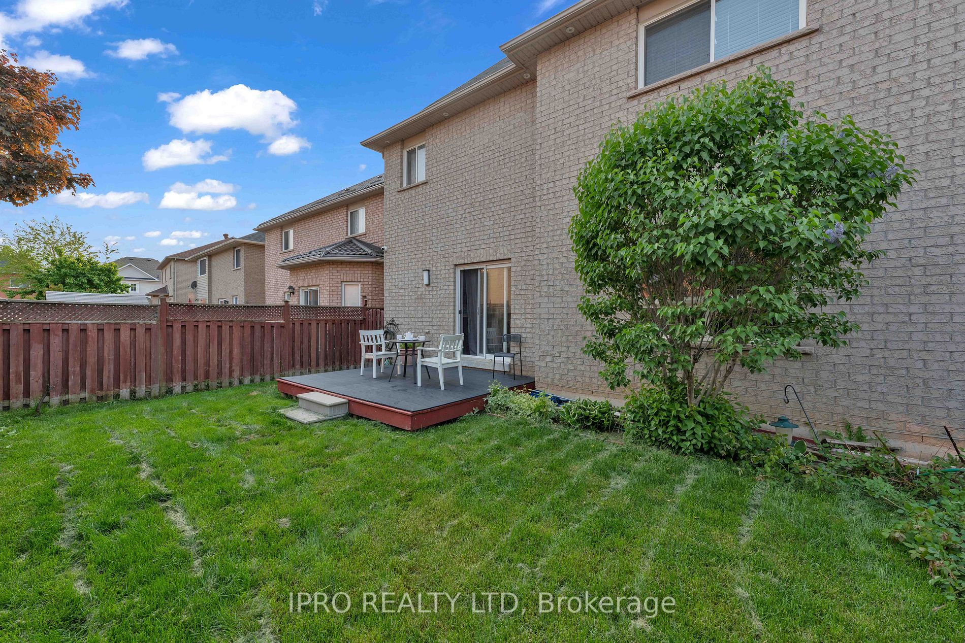 10 Milkweed Cres