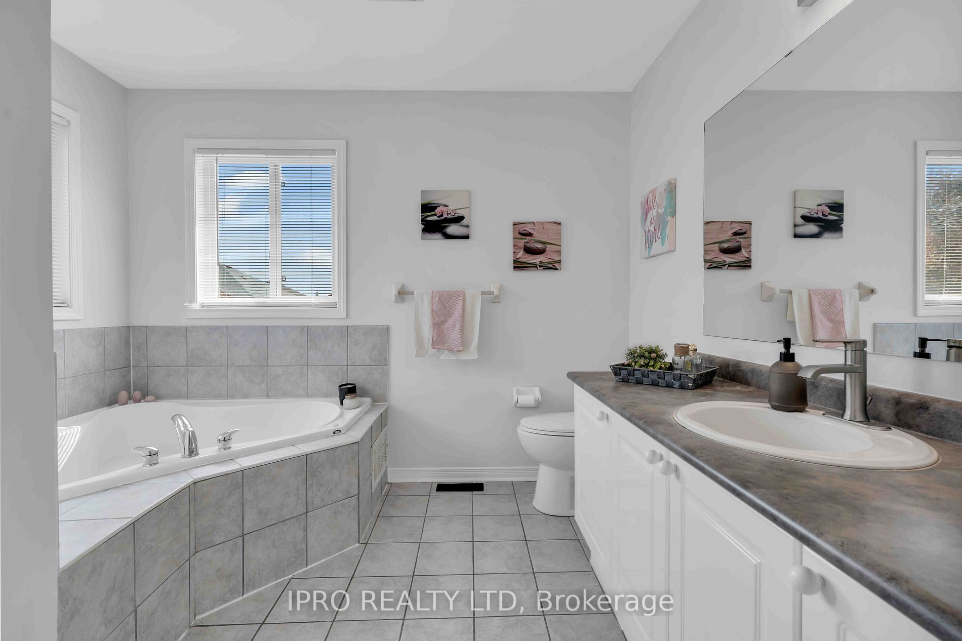 10 Milkweed Cres