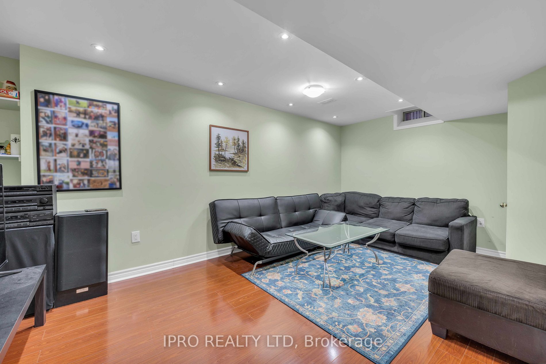 10 Milkweed Cres