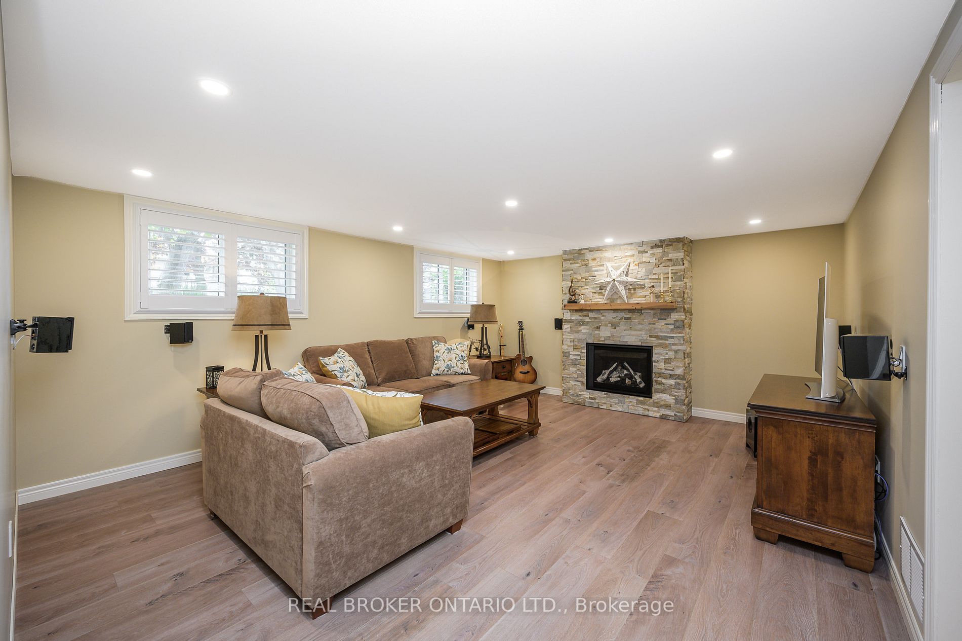 3387 Regal Road