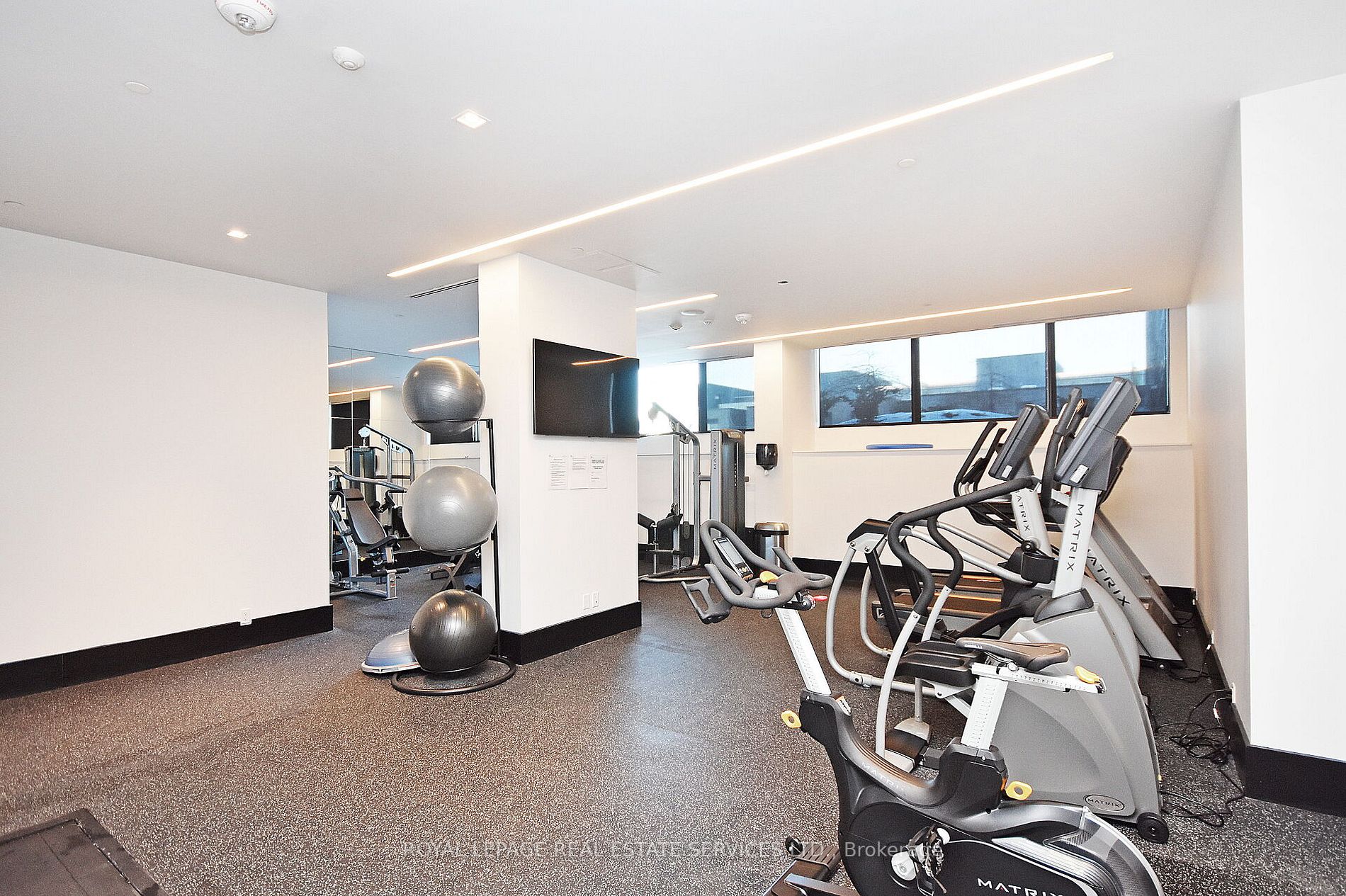 4208 Dundas St W, #323