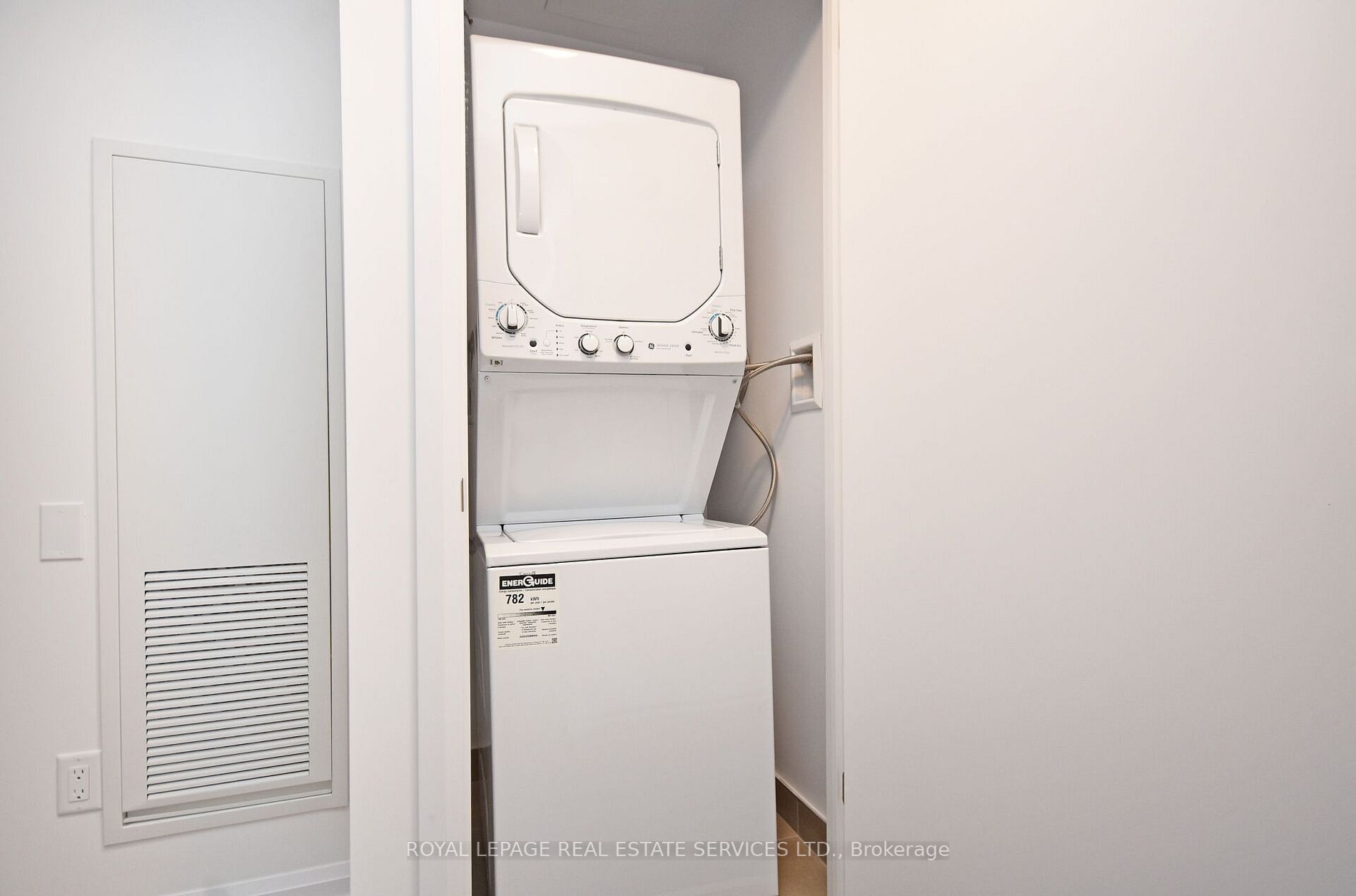 4208 Dundas St W, #323