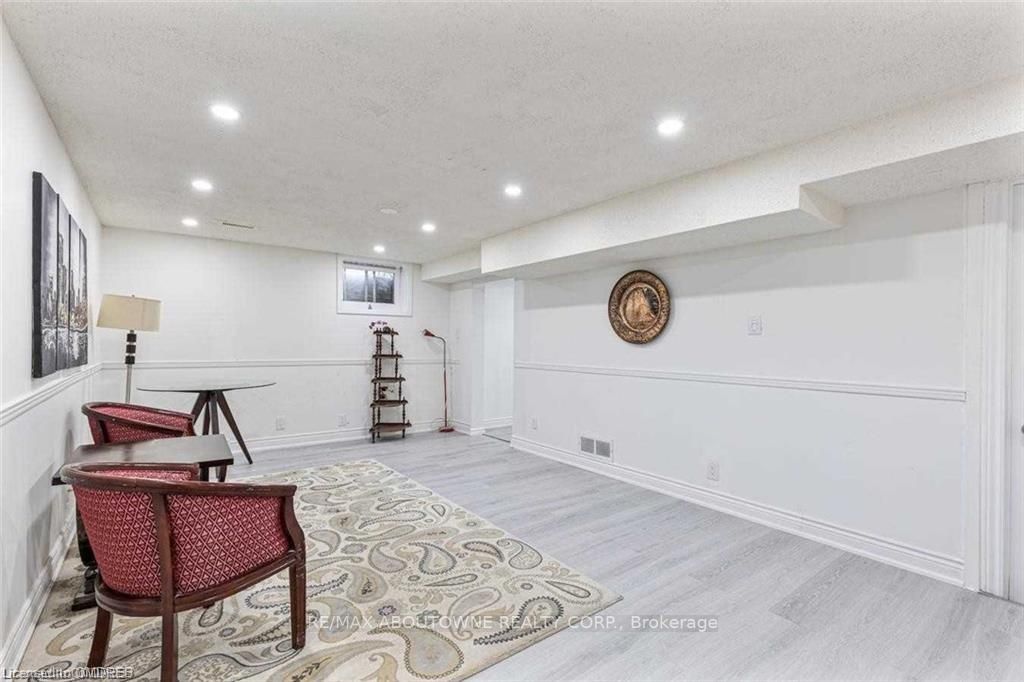 2212 Urwin Cres