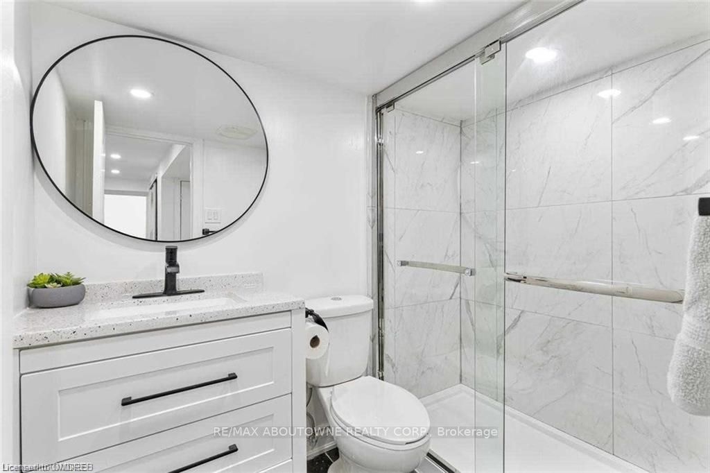 2212 Urwin Cres
