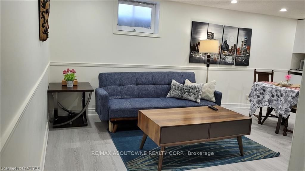 2212 Urwin Cres