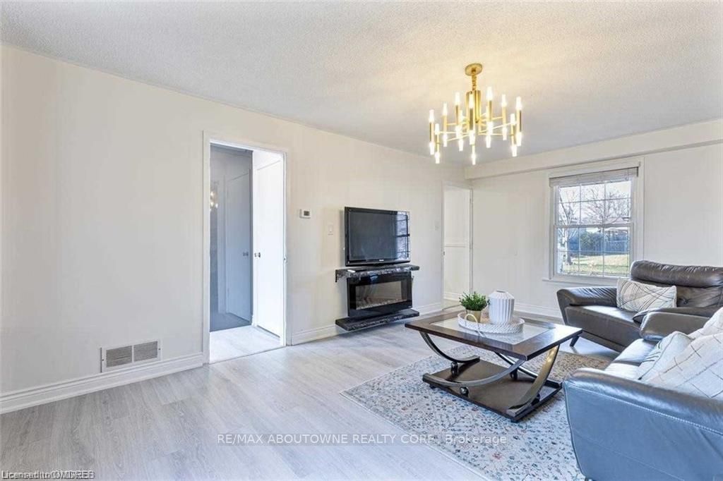 2212 Urwin Cres