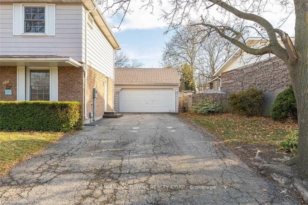 2212 Urwin Cres