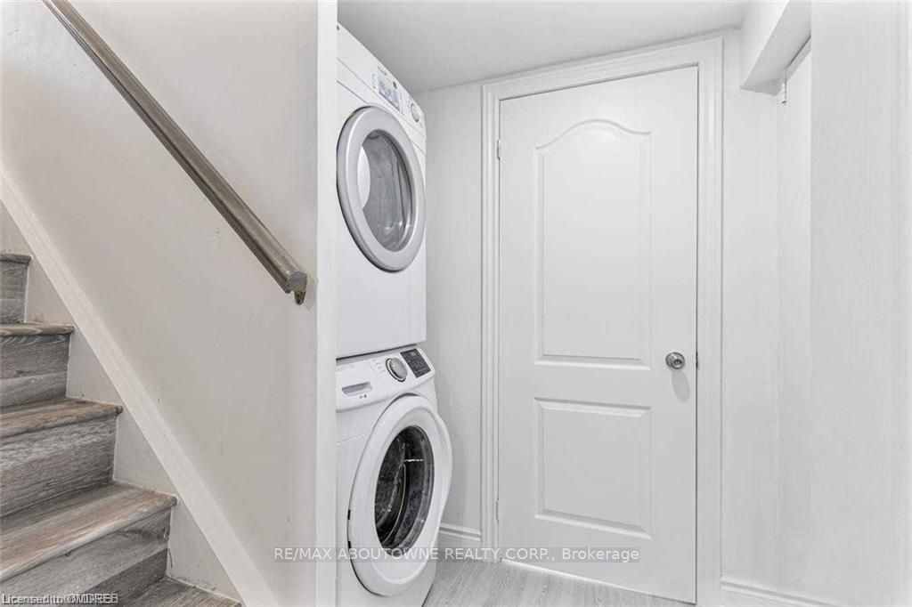 2212 Urwin Cres