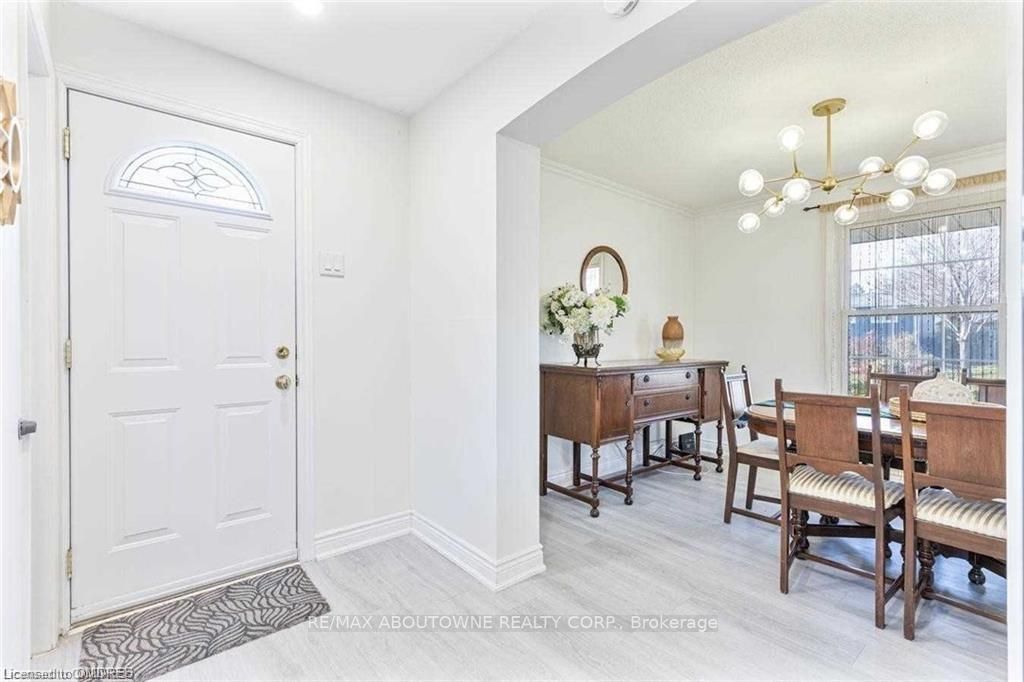 2212 Urwin Cres