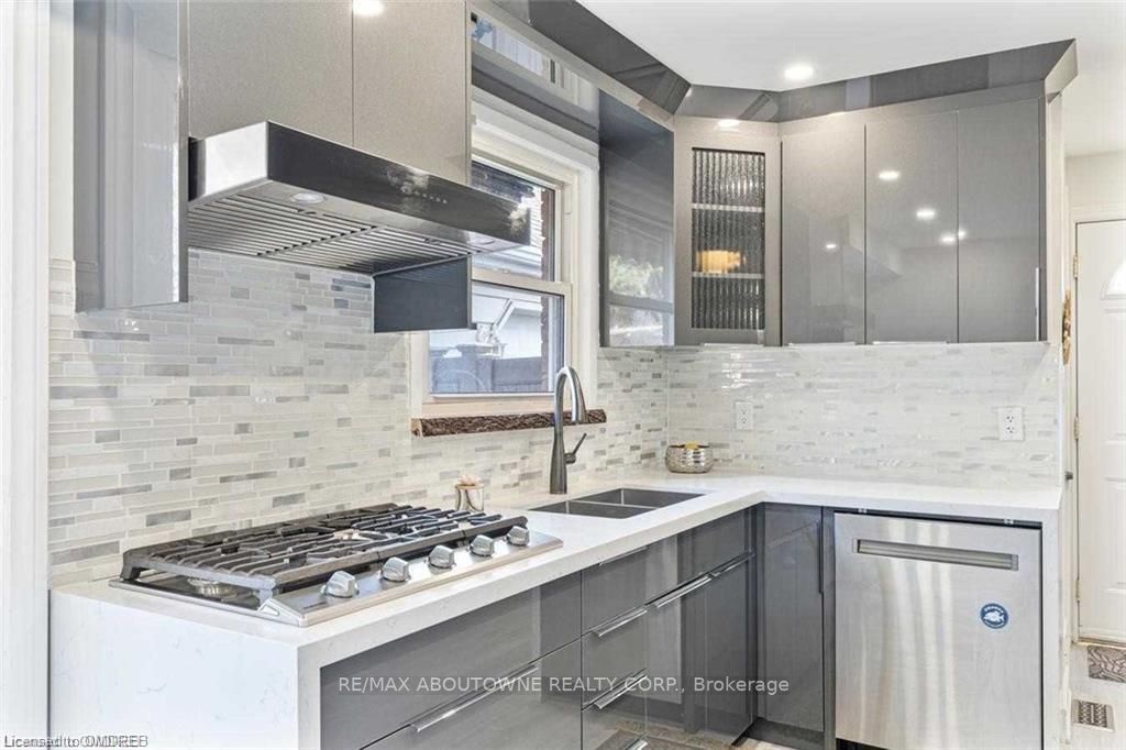 2212 Urwin Cres