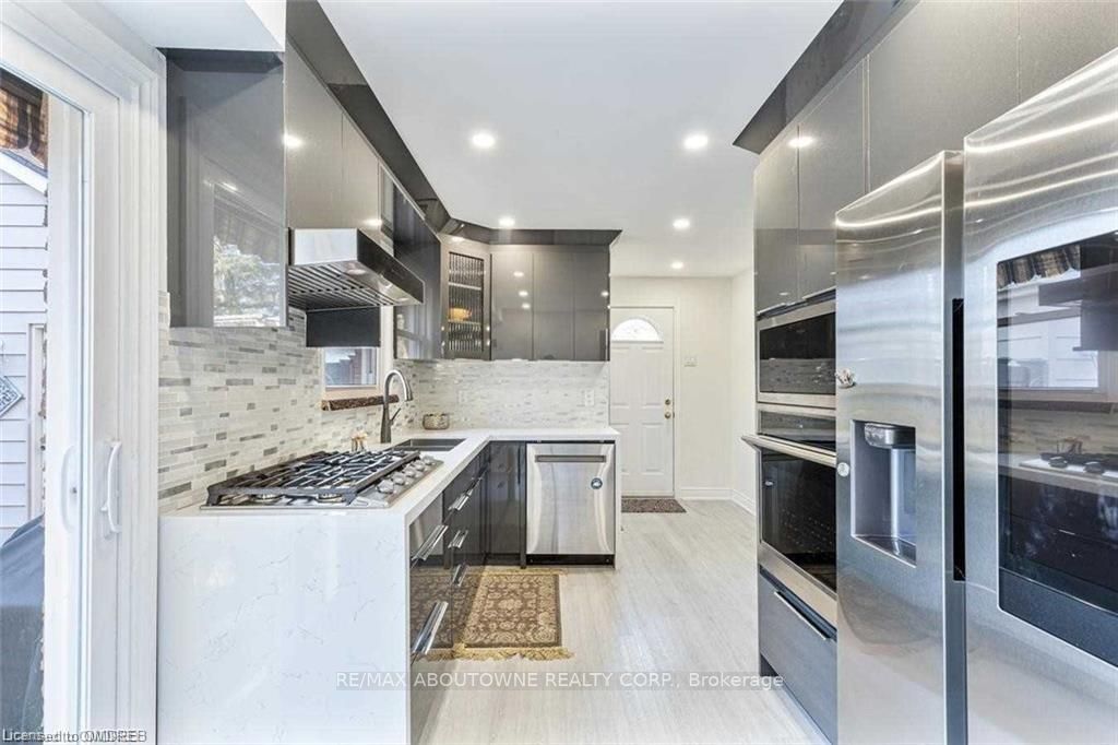 2212 Urwin Cres