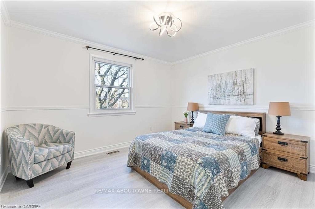 2212 Urwin Cres