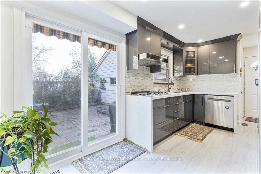 2212 Urwin Cres