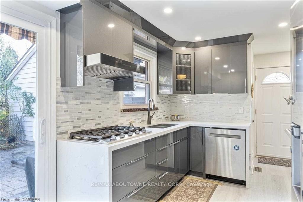 2212 Urwin Cres