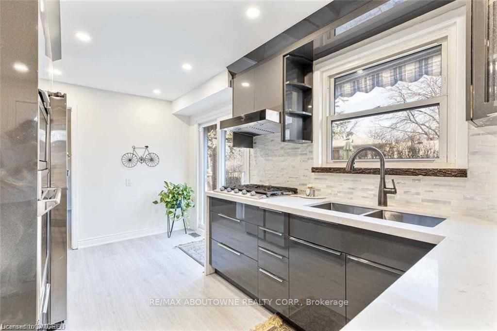 2212 Urwin Cres