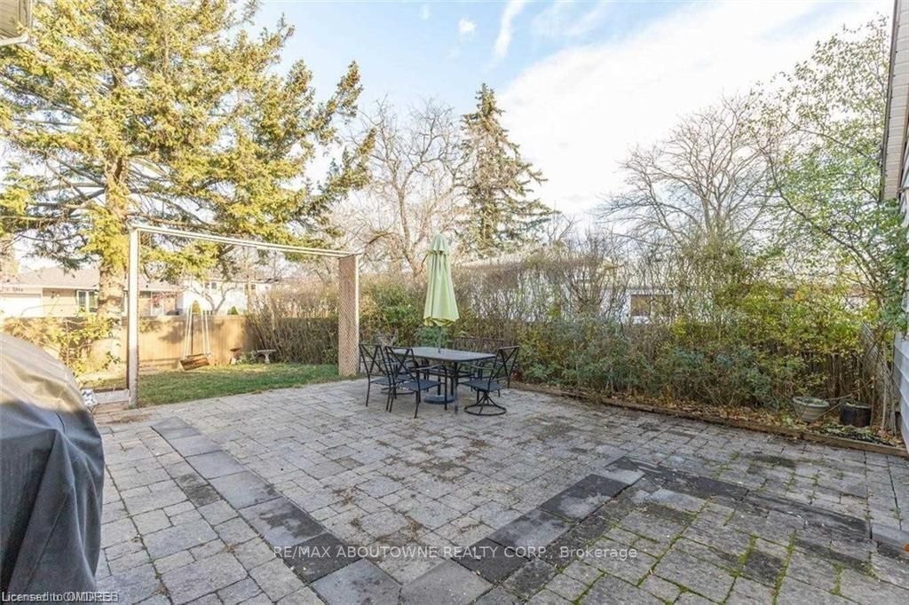 2212 Urwin Cres