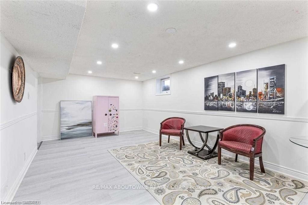2212 Urwin Cres