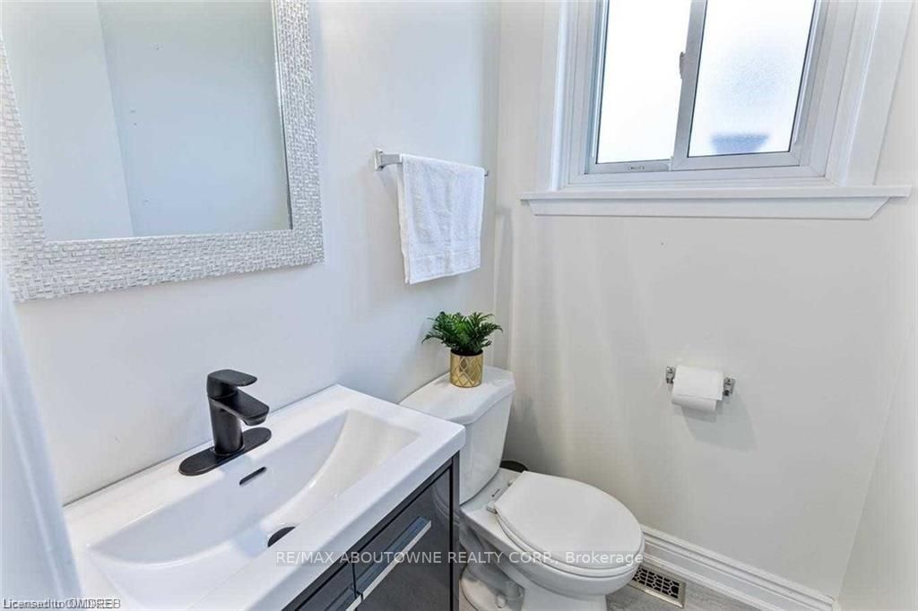 2212 Urwin Cres