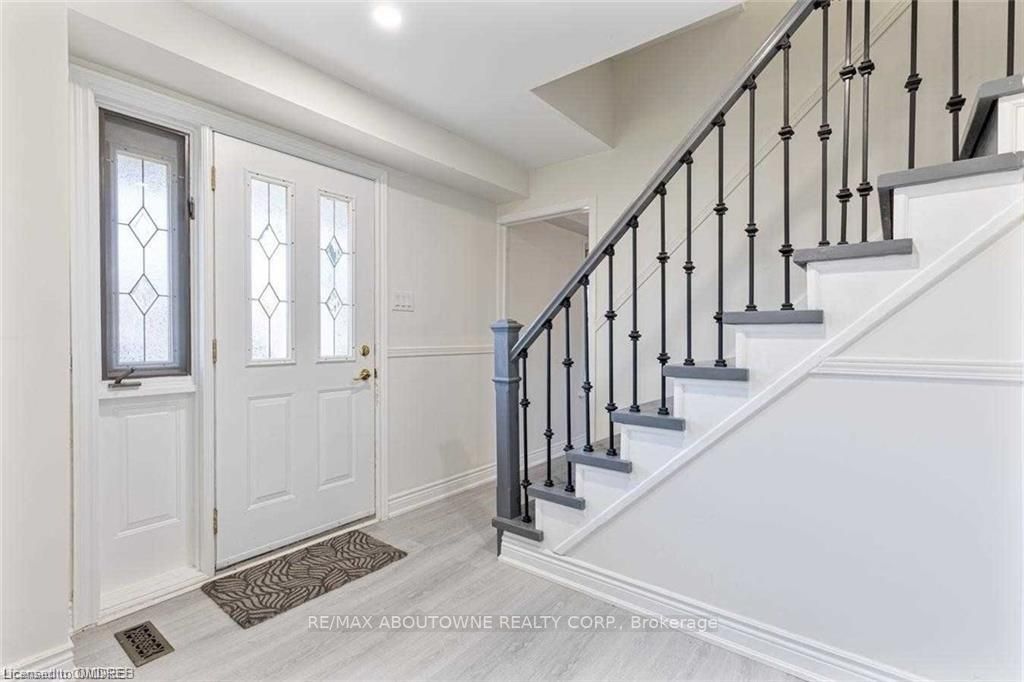 2212 Urwin Cres